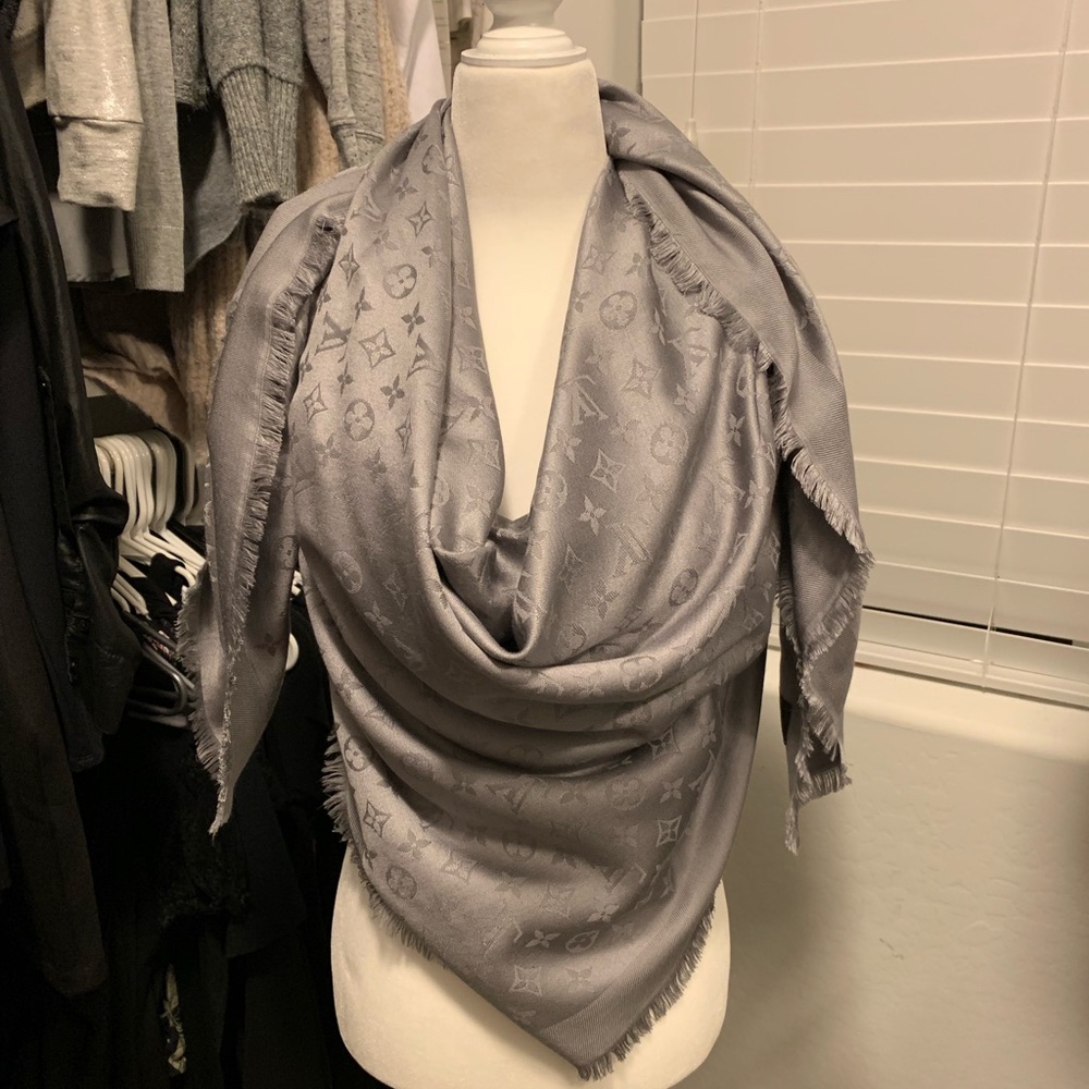 LV silver/grey mono scarf